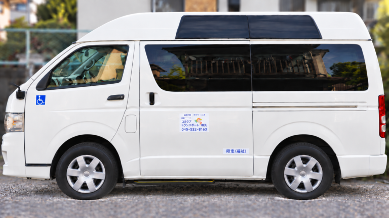 コルケアトランスポート横浜で使用しているハイエース介護車両の側面